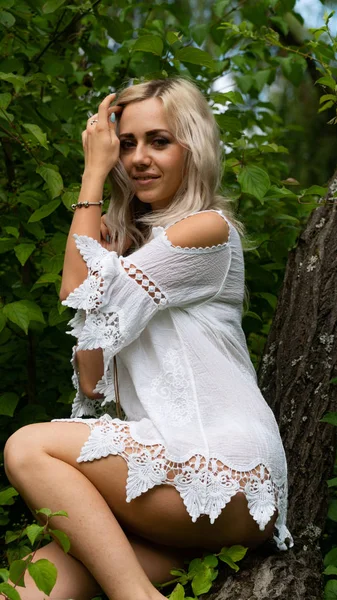Сексуальная Блондинка Летнем Платье Природе — стоковое фото