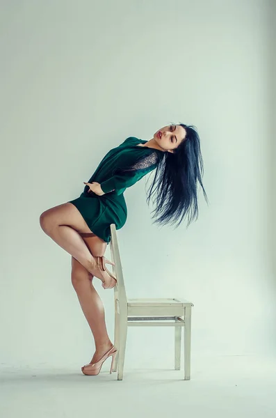 Menina Bonita Semi Nua Posando Uma Cadeira Terno Clássico — Fotografia de Stock
