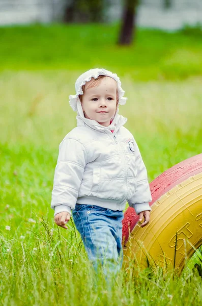 5 anos de idade bonito menina jogando no ensolarado verão park.Happy menina criança andando e pulando em uma floresta.crianças jogar ao ar livre.jardim de infância no pátio da escola no dia de verão. — Fotografia de Stock