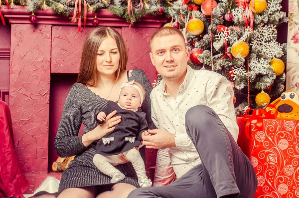 幸福的家庭 有小女儿在圣诞树旁 — 图库照片