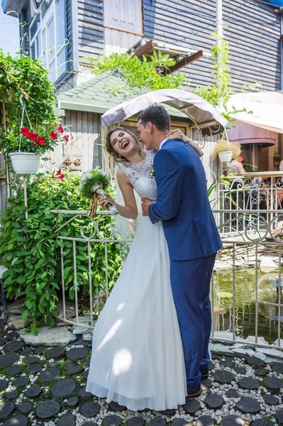Svatební svatební den krásná nevěsta a elegantní ženich chůze po svatebním luxusu 23.07.2017 Lutsk, Ukrajina — Stock fotografie