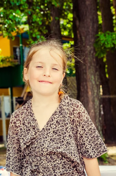 Портрет Красивой Молодой Девушки Парке — стоковое фото