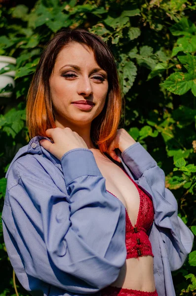Schöne sexy nackte rothaarige Mädchen, exquisite Dessous, Natur — Stockfoto