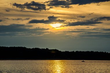 Denizin üzerinde güzel bir gün batımı.