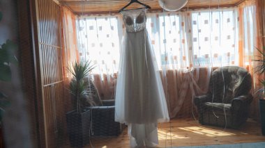 Odada asılı gelinlik manzarası