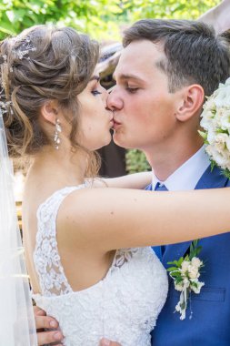 Düğün günü güzel gelin ve zarif damat 23.07.2017 Lutsk, Ukrayna