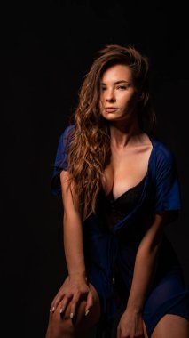 Şeffaf sabahlık giyen genç ve güzel bir kadın.