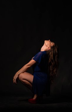 Şeffaf sabahlık giyen genç ve güzel bir kadın.