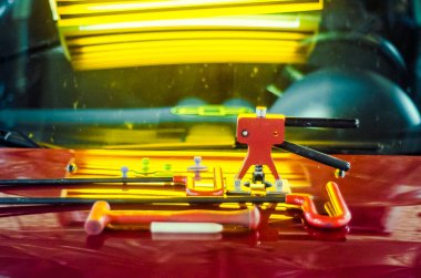 Araç kaputu yüzeyinde tamir araçları