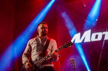 Kiev, Ukrayna - 29 Haziran 2017: Popüler Kanada post grunge rock grubu üç gün zarafet ve bas gitarist Brad Walst gerçekleştirir Ulusal Expocenter Atlas hafta sonu Festivali.