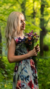 Tarladaki güzel kızın portresi.