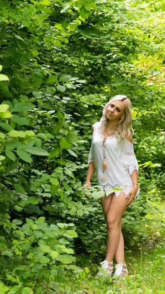 Sexy Mujer Rubia Verano Vestido Naturaleza — Foto de Stock