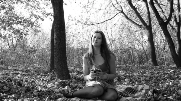 Ung Vacker Kvinna Med Ett Glas Vin Parken Hösten — Stockfoto