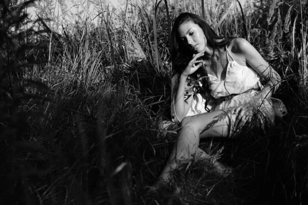 Foto vintage de uma menina / sépia, preto e branco retrato de uma bela jovem mulher, verão felicidade — Fotografia de Stock