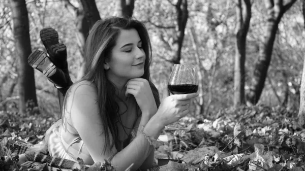 Joven Hermosa Mujer Con Una Copa Vino Parque Otoño — Foto de Stock