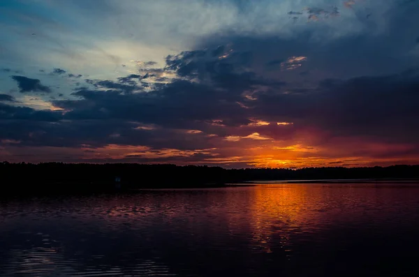 Схід сонця в морському небі заходу сонця — стокове фото
