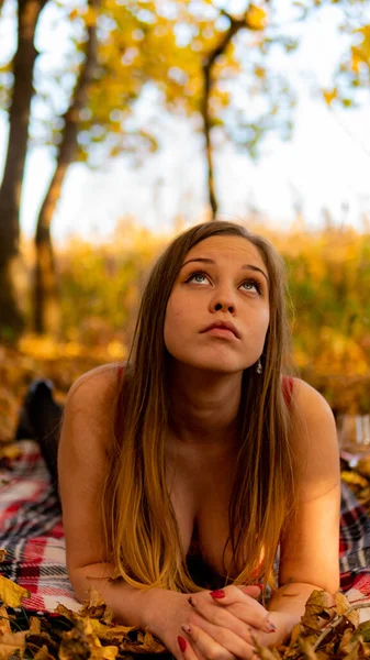 Menina de cabelo vermelho lindo em bodysuit vermelho e casaco. Jovem caminhando no parque — Fotografia de Stock