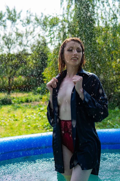 Meztelen nő, nedves vörös haj, természet, medence — Stock Fotó
