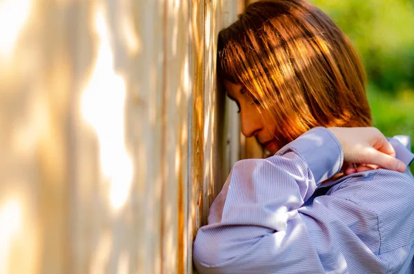 Rote Haare Frau, lila Hemd, Natur. — Stockfoto