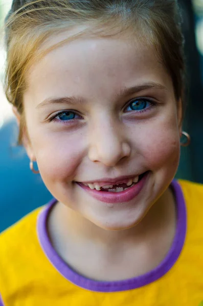 5 år gammal söt liten flicka som leker i solig sommarpark.Glad liten flicka gå och hoppa i en skogen.Barn spelar utomhus.dagis i skolgården på sommardagen. — Stockfoto