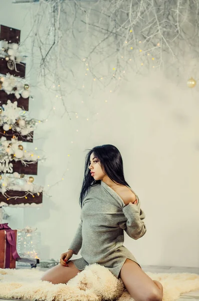 Hermosa morena en el fondo de la decoración de Año Nuevo. Retrato de belleza de moda. Sexy chica — Foto de Stock