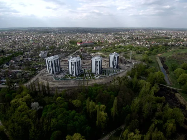 Widok z góry parku Jatujak w Bangkoku. Rano ludzie uwielbiają tu przychodzić ćwiczyć. Ogród jest zaprojektowany w geometrii okrągłego i trójkąta wyglądają jak spokojny znak. — Zdjęcie stockowe