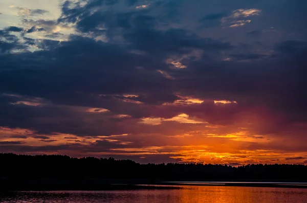 Nascer do sol no céu por do sol mar — Fotografia de Stock