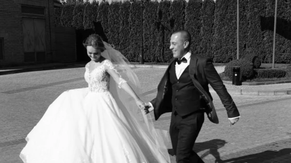 花嫁と新郎離れて夏の公園で屋外の結婚式の散歩を歩くと、典型的なウクライナの結婚式リヴィウ19.09.19 — ストック写真
