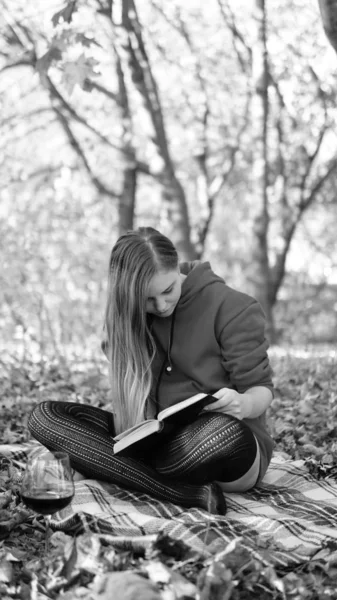 Neuvěřitelná ohromující dívka v červených šatech. Na pozadí je fantastická podzim. Umělecké fotografie. — Stock fotografie