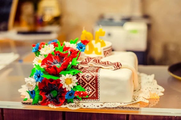 Свадебный Торт Цветами Свечами — стоковое фото