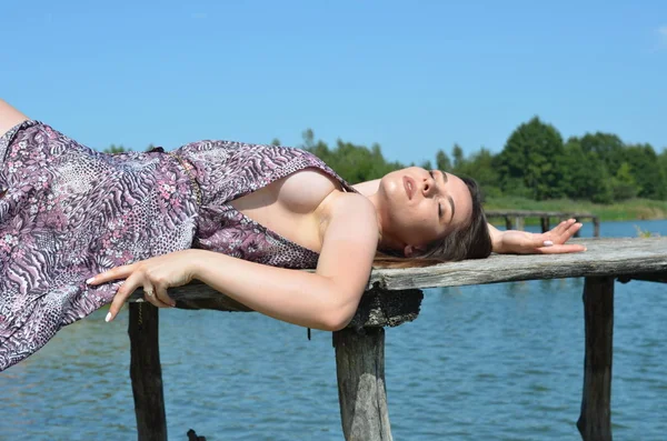 Přitažlivá Blondýnka Sedí Molu Jezera Přírodní Pozadí Romantická Nevěsta Sobě — Stock fotografie