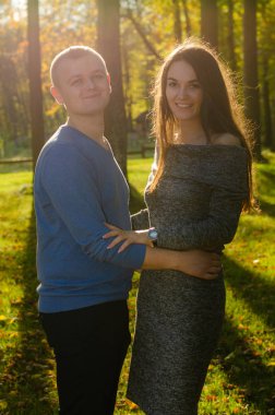 Aşk her yerde. Bir gelin ve damadın gölde birlikte yelken açarken öpüştükleri tek renkli odak noktası..