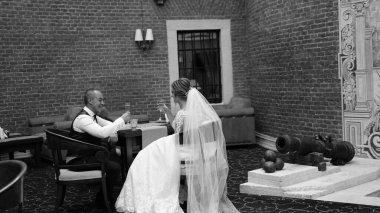 Gelin ve damat yaz park açık havada walking away.