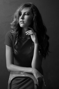 Koyu saçlı ve akşam makyajlı güzel bir kadın. Mücevher güzeli. Moda fotoğrafı. Siyah arka plan, seksi kırmızı elbise
