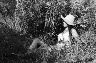 bir kız vintage fotoğraf / sepya, güzel bir genç kadının siyah beyaz portre, mutluluk yaz
