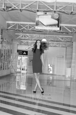 Koyu saçlı ve akşam makyajlı güzel bir kadın. Mücevher güzeli. Moda fotoğrafı. Siyah arka plan, seksi kırmızı elbise