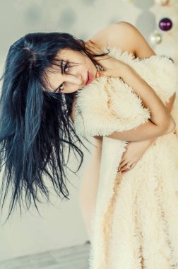 Yeni yıl dekorasyonunun arka planında güzel bir esmer. Moda Güzellik Portresi. Seksi Kız.