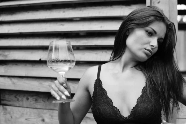Mooie Jonge Brunette Vrouw Gekleed Donker Lingerie Houden Glas Wijn — Stockfoto