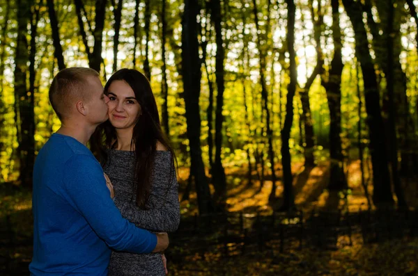 Láska Všude Černobílý Měkké Ostření Záběr Nevěsty Ženicha Líbání Jak — Stock fotografie