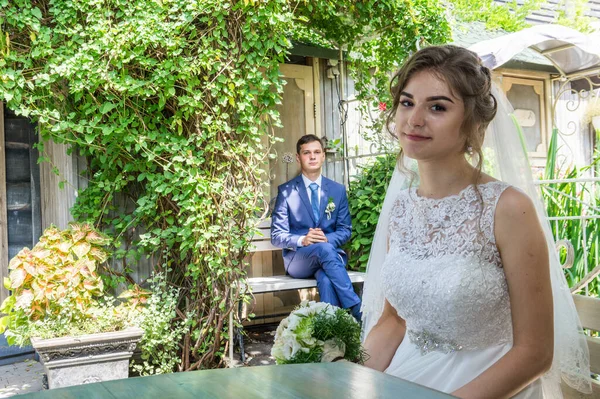 Giorno del matrimonio bella sposa ed elegante sposo a piedi dopo il matrimonio di lusso 23.07.2017 Lutsk, Ucraina — Foto Stock