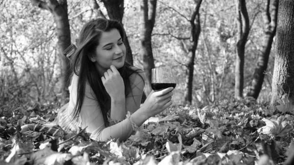 Joven Hermosa Mujer Con Una Copa Vino Parque Otoño — Foto de Stock