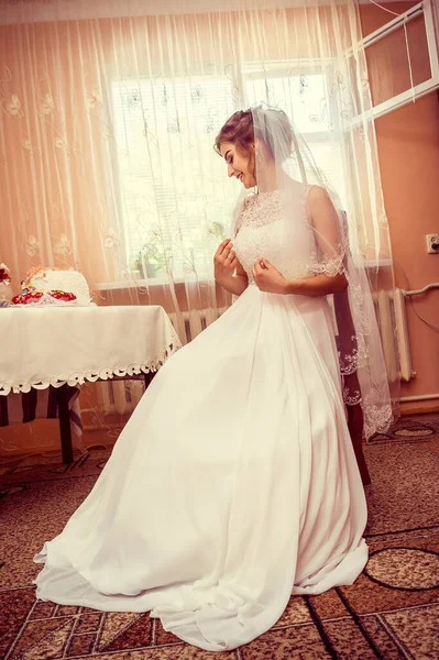 ウェディングドレスを着た美しい花嫁の肖像 — ストック写真