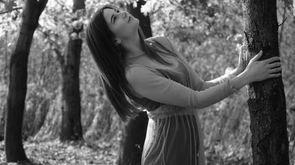 Молодая Красивая Женщина Гуляющая Парку Осенью — стоковое фото