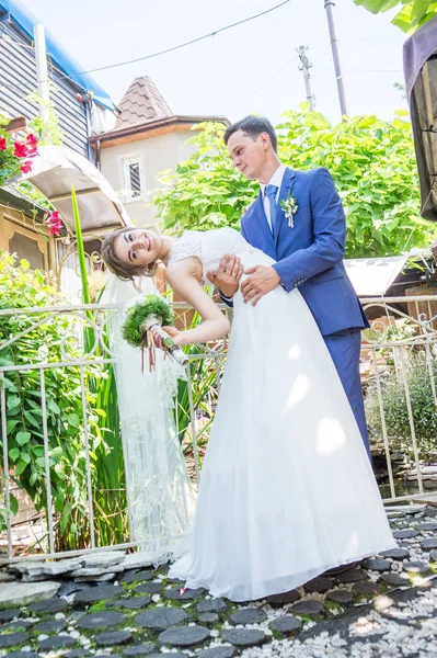 Dia do casamento noiva bonita e elegante noivo andando após o casamento de luxo 23.07.2017 Lutsk, Ukraina — Fotografia de Stock