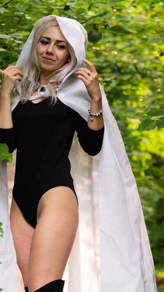 Sexy Blonde Vrouw Wit Mantel Natuur — Stockfoto