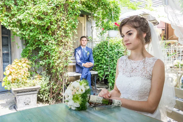 Giorno del matrimonio bella sposa ed elegante sposo a piedi dopo il matrimonio di lusso 23.07.2017 Lutsk, Ucraina — Foto Stock