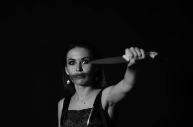 Elinde kanlı bıçakla muhteşem kızıl saçlı kadın, Cadılar Bayramı konsepti. 