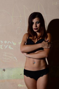 eski bir binada merdiven üzerinde kadın.