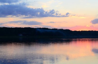 Sahilde gün batımı Güzel gökyüzü