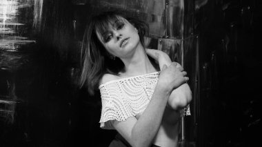 Güzel ıslak büyük göğüslü kız karanlık bir arka plan üzerinde siyah mayo giyiyor. Düşen yağmur damlaları ve sanatsal doğal duman. Reklam, ticari tasarım. Uzay kopyalayın. Karışık Asya-Kafkas yarış.